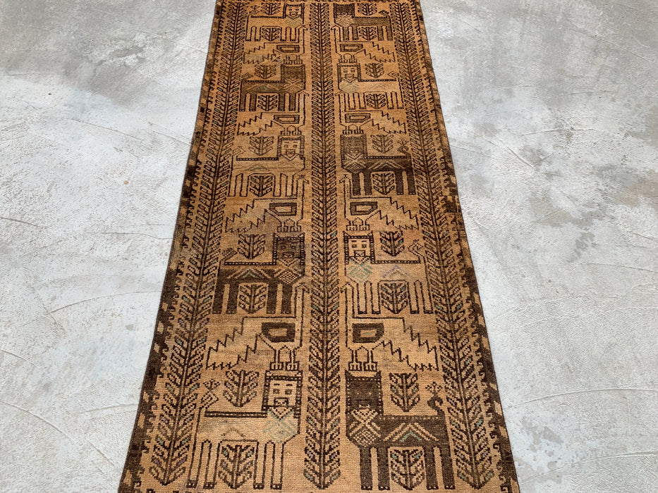 208 x 81 cm handgeknoopt Perzisch wollen loperkleed in beige, bruin & taupe met tribaal figuurlijk ontwerp | KBHM-1113