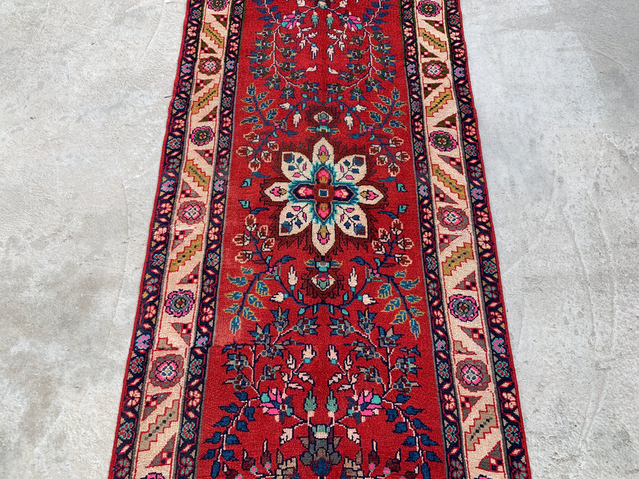 10'7 x 3'1 handgeknoopt Perzisch wollen loperkleed in rood, ivoor, blauw & roze met traditioneel bloemenmedaillonontwerp | KBHM-1126