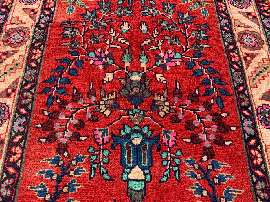 10'7 x 3'1 handgeknoopt Perzisch wollen loperkleed in rood, ivoor, blauw & roze met traditioneel bloemenmedaillonontwerp | KBHM-1126