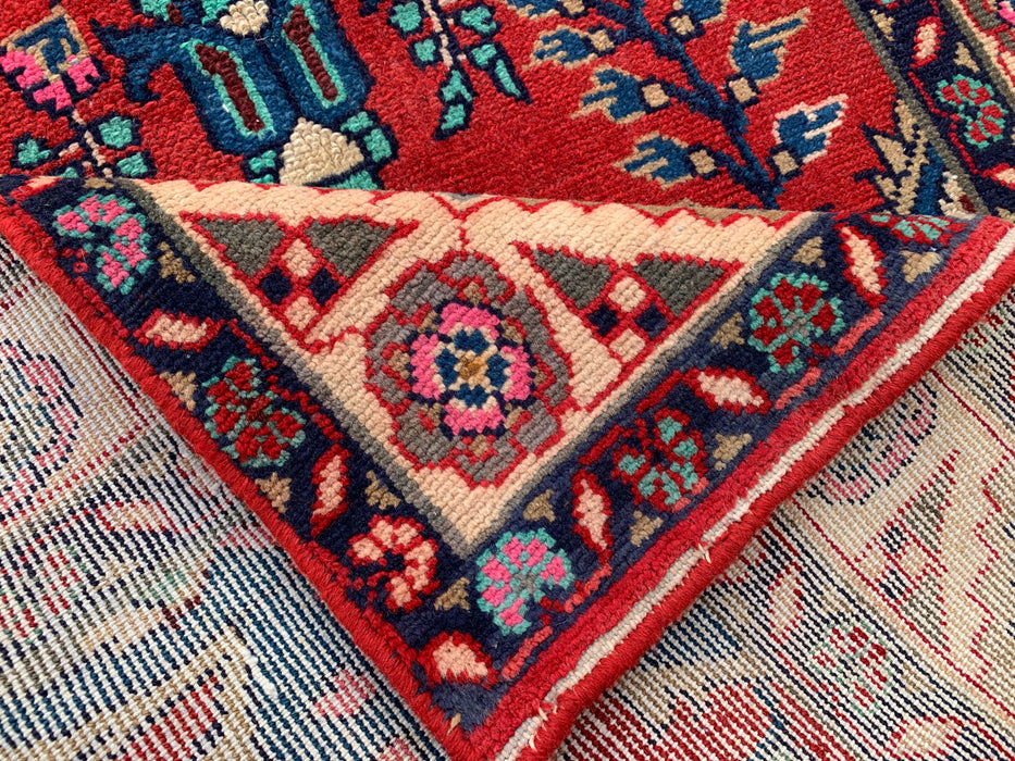 10'7 x 3'1 handgeknoopt Perzisch wollen loperkleed in rood, ivoor, blauw & roze met traditioneel bloemenmedaillonontwerp | KBHM-1126