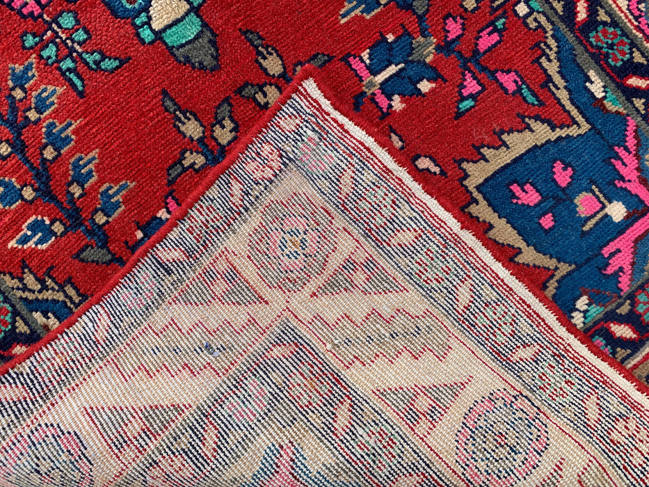 10'7 x 3'1 handgeknoopt Perzisch wollen loperkleed in rood, ivoor, blauw & roze met traditioneel bloemenmedaillonontwerp | KBHM-1126