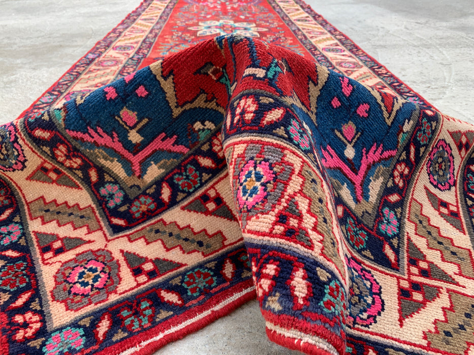 10'7 x 3'1 handgeknoopt Perzisch wollen loperkleed in rood, ivoor, blauw & roze met traditioneel bloemenmedaillonontwerp | KBHM-1126