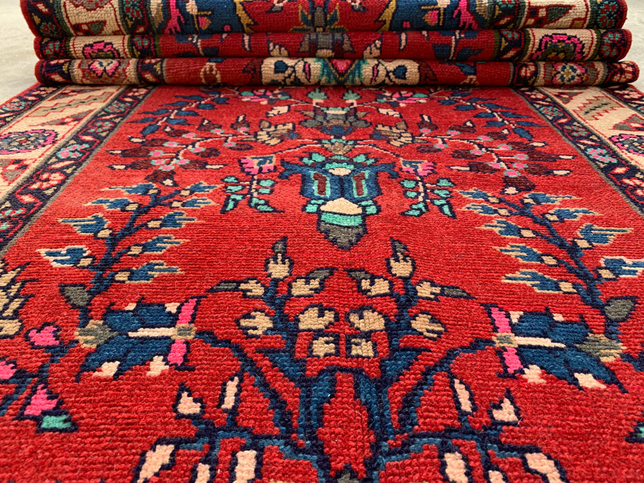 10'7 x 3'1 handgeknoopt Perzisch wollen loperkleed in rood, ivoor, blauw & roze met traditioneel bloemenmedaillonontwerp | KBHM-1126