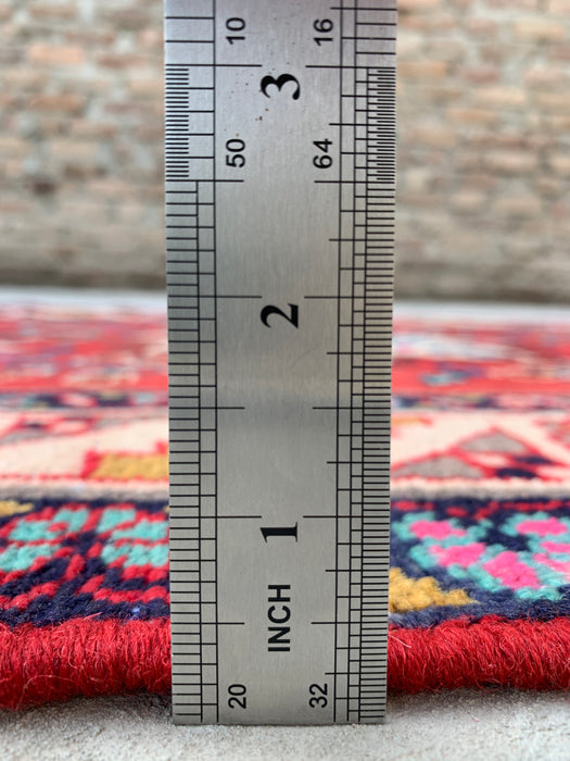 10'7 x 3'1 handgeknoopt Perzisch wollen loperkleed in rood, ivoor, blauw & roze met traditioneel bloemenmedaillonontwerp | KBHM-1126