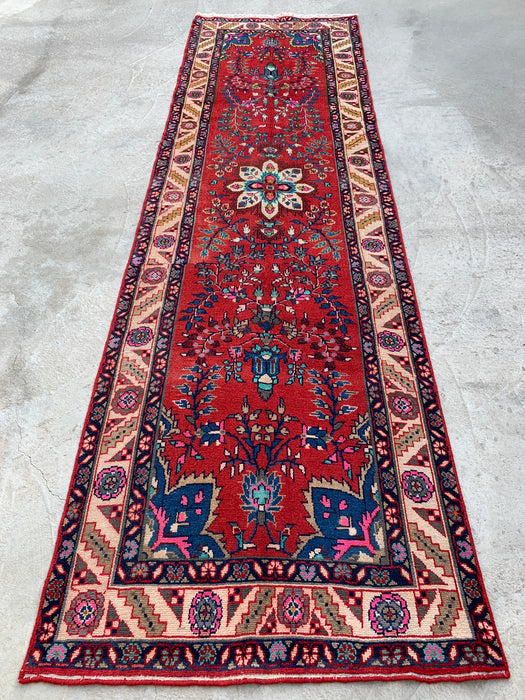 10'7 x 3'1 handgeknoopt Perzisch wollen loperkleed in rood, ivoor, blauw & roze met traditioneel bloemenmedaillonontwerp | KBHM-1126