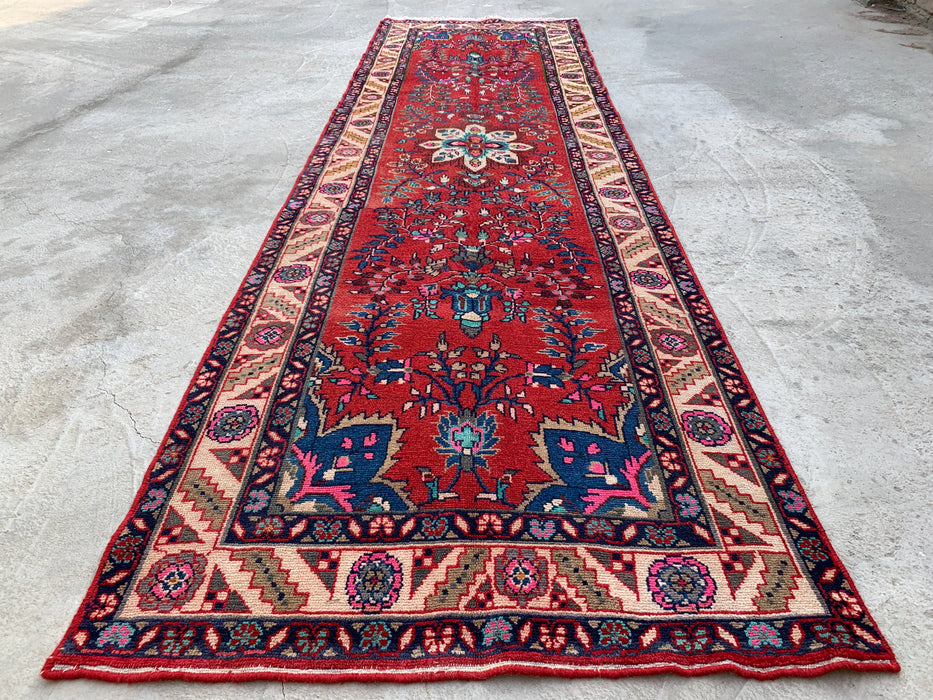 10'7 x 3'1 handgeknoopt Perzisch wollen loperkleed in rood, ivoor, blauw & roze met traditioneel bloemenmedaillonontwerp | KBHM-1126