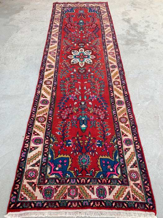 10'7 x 3'1 handgeknoopt Perzisch wollen loperkleed in rood, ivoor, blauw & roze met traditioneel bloemenmedaillonontwerp | KBHM-1126