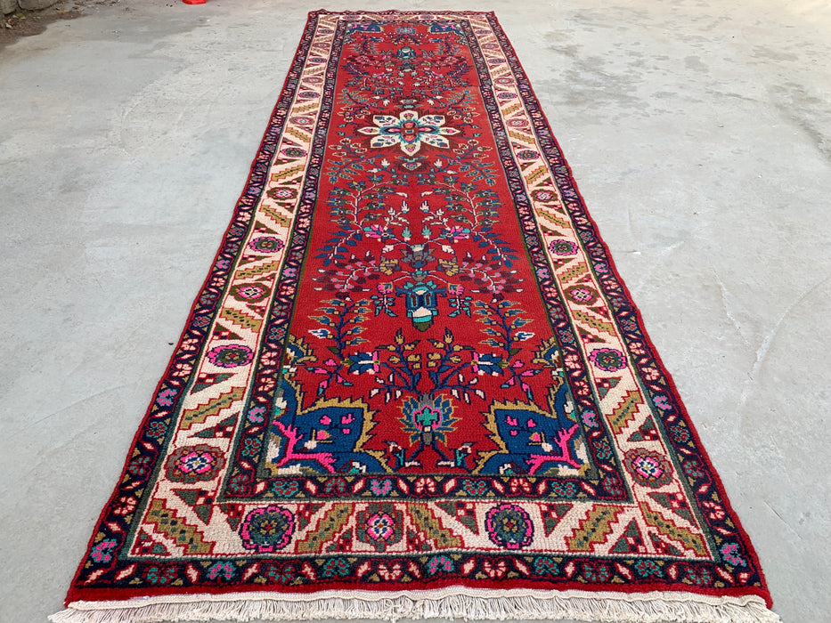 10'7 x 3'1 handgeknoopt Perzisch wollen loperkleed in rood, ivoor, blauw & roze met traditioneel bloemenmedaillonontwerp | KBHM-1126