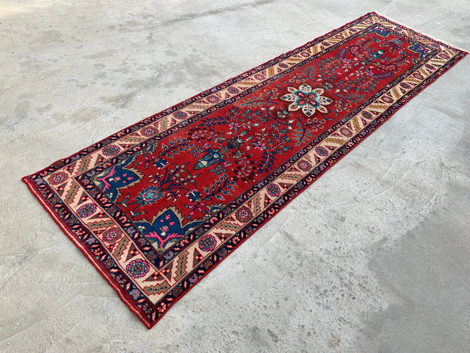 10'7 x 3'1 handgeknoopt Perzisch wollen loperkleed in rood, ivoor, blauw & roze met traditioneel bloemenmedaillonontwerp | KBHM-1126