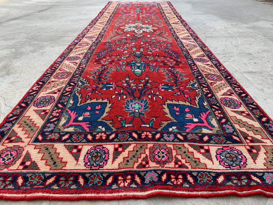 10'7 x 3'1 handgeknoopt Perzisch wollen loperkleed in rood, ivoor, blauw & roze met traditioneel bloemenmedaillonontwerp | KBHM-1126