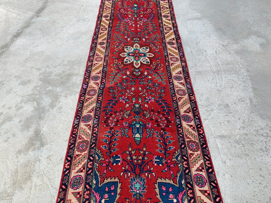 10'7 x 3'1 handgeknoopt Perzisch wollen loperkleed in rood, ivoor, blauw & roze met traditioneel bloemenmedaillonontwerp | KBHM-1126