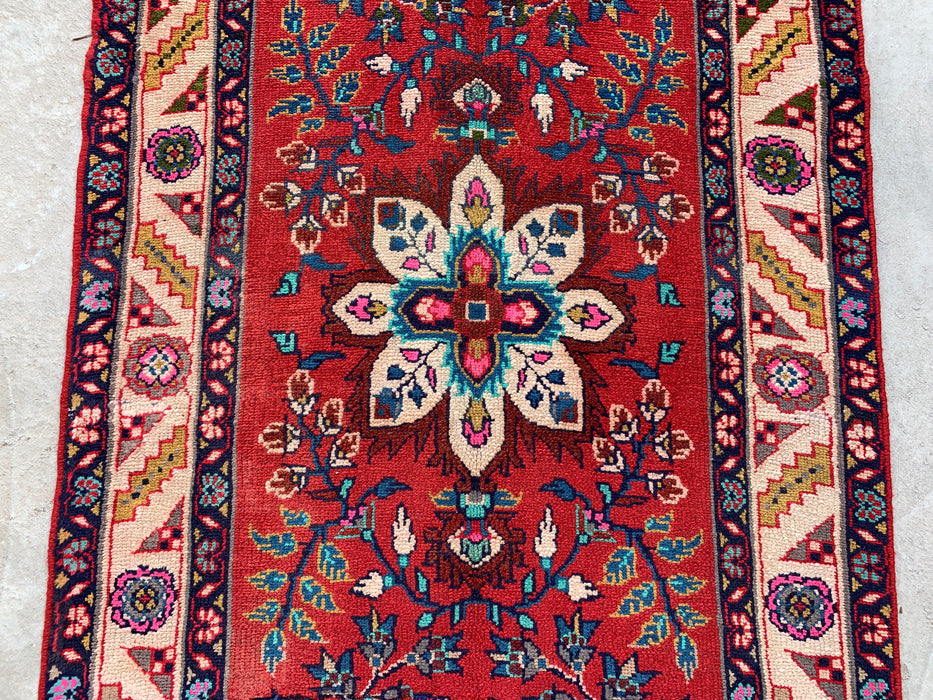 10'7 x 3'1 handgeknoopt Perzisch wollen loperkleed in rood, ivoor, blauw & roze met traditioneel bloemenmedaillonontwerp | KBHM-1126