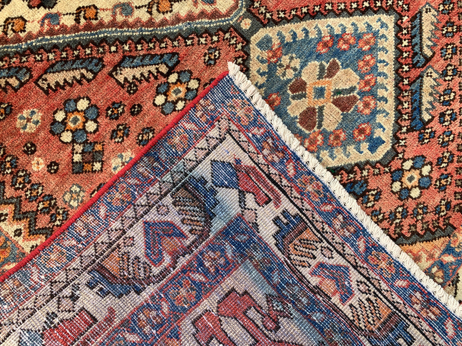 Handgeknoopt Perzisch wollen tapijt 193 x 145 cm in zalm, ivoor & blauw met tribaal medaillonmotief | KBHM-1132
