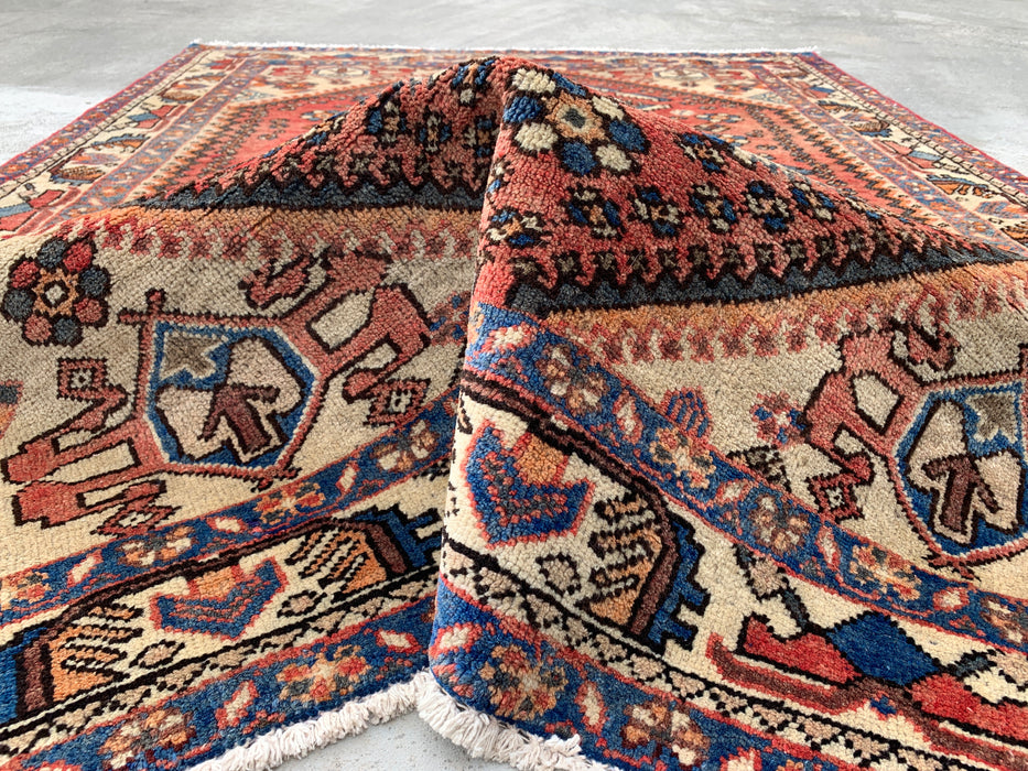 Handgeknoopt Perzisch wollen tapijt 193 x 145 cm in zalm, ivoor & blauw met tribaal medaillonmotief | KBHM-1132