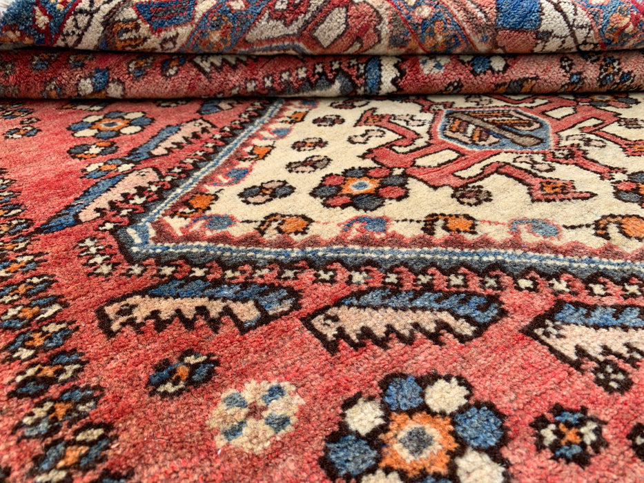 Handgeknoopt Perzisch wollen tapijt 193 x 145 cm in zalm, ivoor & blauw met tribaal medaillonmotief | KBHM-1132