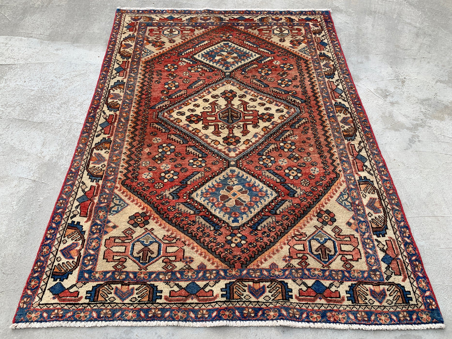 Handgeknoopt Perzisch wollen tapijt 193 x 145 cm in zalm, ivoor & blauw met tribaal medaillonmotief | KBHM-1132