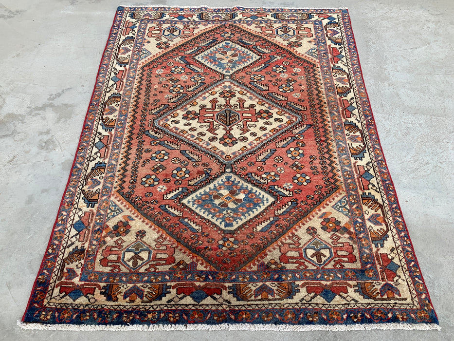 Handgeknoopt Perzisch wollen tapijt 193 x 145 cm in zalm, ivoor & blauw met tribaal medaillonmotief | KBHM-1132