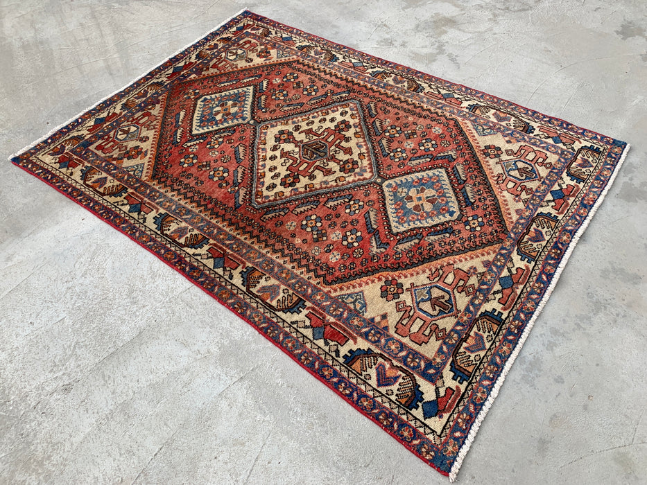 Handgeknoopt Perzisch wollen tapijt 193 x 145 cm in zalm, ivoor & blauw met tribaal medaillonmotief | KBHM-1132