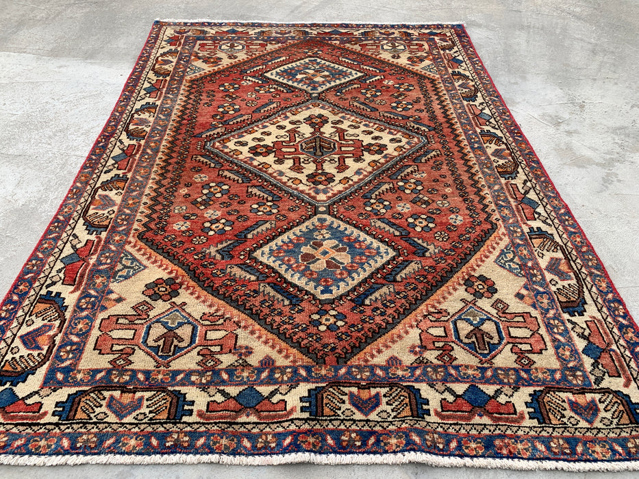 Handgeknoopt Perzisch wollen tapijt 193 x 145 cm in zalm, ivoor & blauw met tribaal medaillonmotief | KBHM-1132