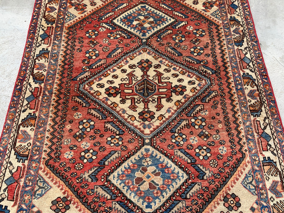 Handgeknoopt Perzisch wollen tapijt 193 x 145 cm in zalm, ivoor & blauw met tribaal medaillonmotief | KBHM-1132