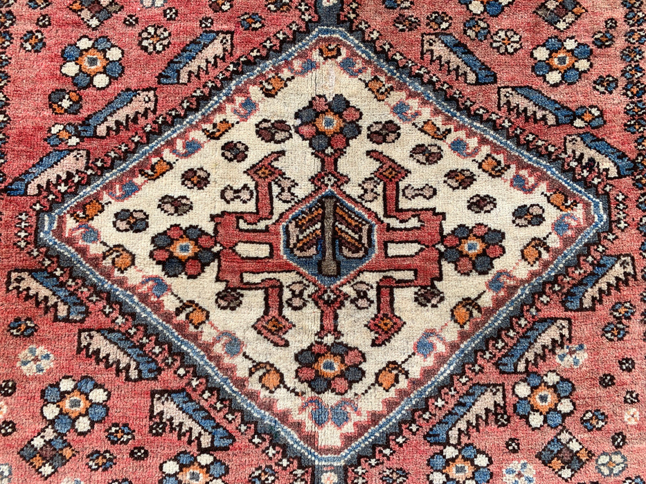 Handgeknoopt Perzisch wollen tapijt 193 x 145 cm in zalm, ivoor & blauw met tribaal medaillonmotief | KBHM-1132