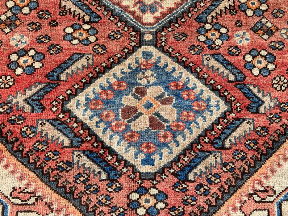 Handgeknoopt Perzisch wollen tapijt 193 x 145 cm in zalm, ivoor & blauw met tribaal medaillonmotief | KBHM-1132