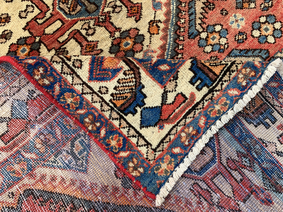 Handgeknoopt Perzisch wollen tapijt 193 x 145 cm in zalm, ivoor & blauw met tribaal medaillonmotief | KBHM-1132