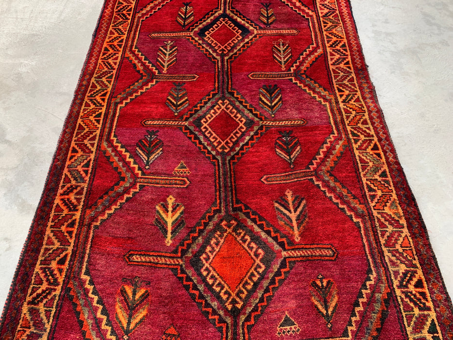 9'9 x 5'2 handgeknoopt Perzisch wollen tapijt in magenta, roestbruin & zwart met stam-geometrisch ontwerp | KBHM-1136