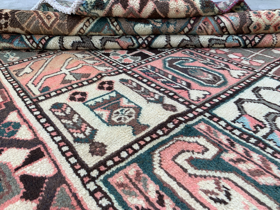 9'8 x 5'6 handgeknoopt Perzisch wollen tapijt in ivoor, taupe, teal & blush met traditioneel paneelontwerp | KBHM-1137