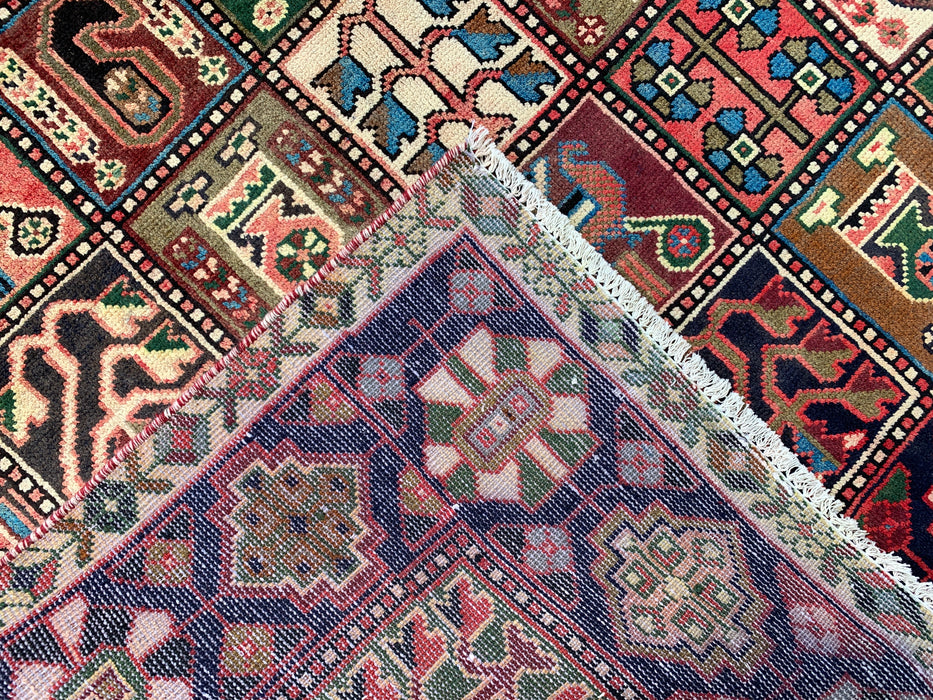 277 x 163 cm handgeknoopt Perzisch wollen tapijt in ivoor, marineblauw, taupe, blush & talinggroen met traditioneel paneelontwerp | KBHM-1138