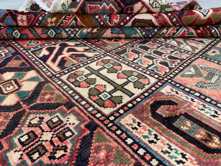 277 x 163 cm handgeknoopt Perzisch wollen tapijt in ivoor, marineblauw, taupe, blush & talinggroen met traditioneel paneelontwerp | KBHM-1138
