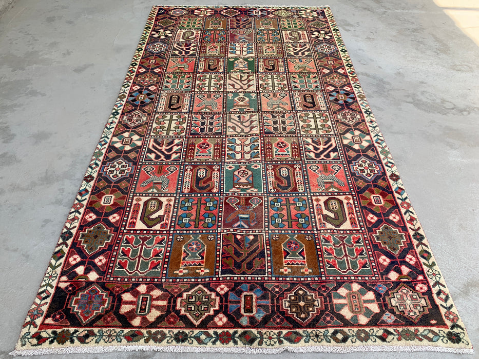 277 x 163 cm handgeknoopt Perzisch wollen tapijt in ivoor, marineblauw, taupe, blush & talinggroen met traditioneel paneelontwerp | KBHM-1138