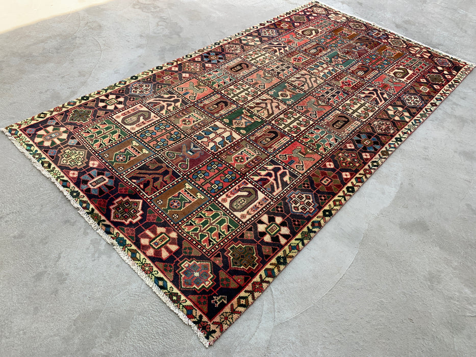 277 x 163 cm handgeknoopt Perzisch wollen tapijt in ivoor, marineblauw, taupe, blush & talinggroen met traditioneel paneelontwerp | KBHM-1138