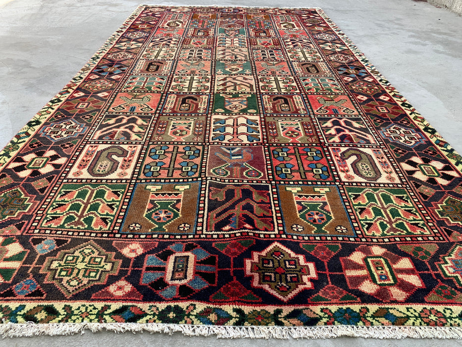 277 x 163 cm handgeknoopt Perzisch wollen tapijt in ivoor, marineblauw, taupe, blush & talinggroen met traditioneel paneelontwerp | KBHM-1138