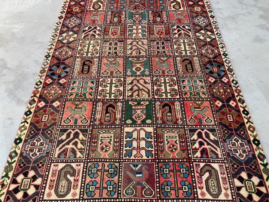 277 x 163 cm handgeknoopt Perzisch wollen tapijt in ivoor, marineblauw, taupe, blush & talinggroen met traditioneel paneelontwerp | KBHM-1138