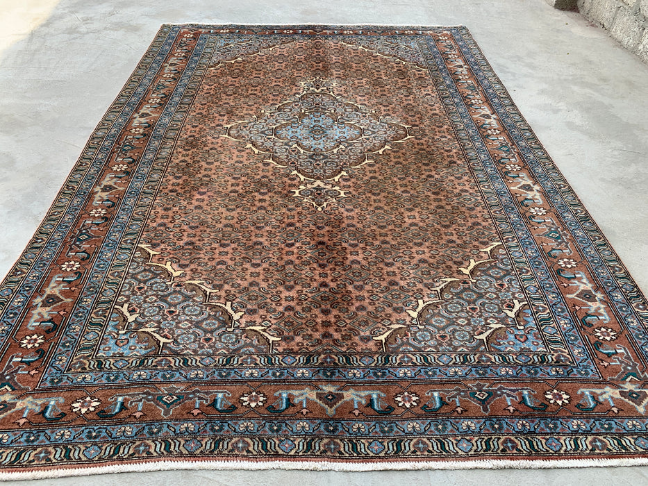Handgemaakt Perzisch wollen vloerkleed 213x305 cm - Taupe, blauw & bruin traditioneel medaillon Perzisch stijl kleed - Exacte afmeting 279 x 198 cm - KBHM-1144