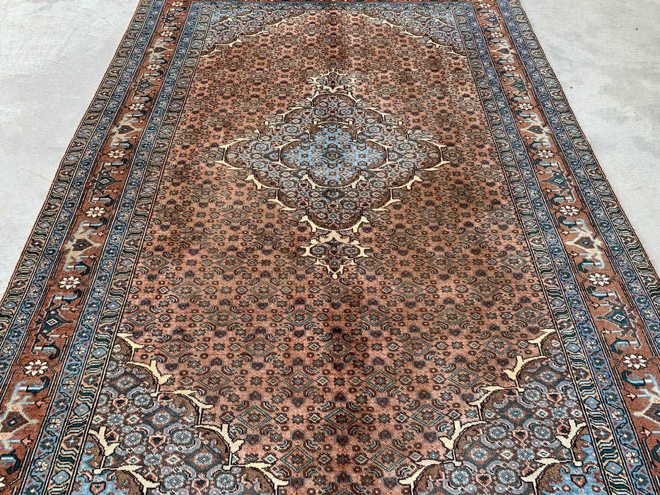 Handgemaakt Perzisch wollen vloerkleed 213x305 cm - Taupe, blauw & bruin traditioneel medaillon Perzisch stijl kleed - Exacte afmeting 279 x 198 cm - KBHM-1144