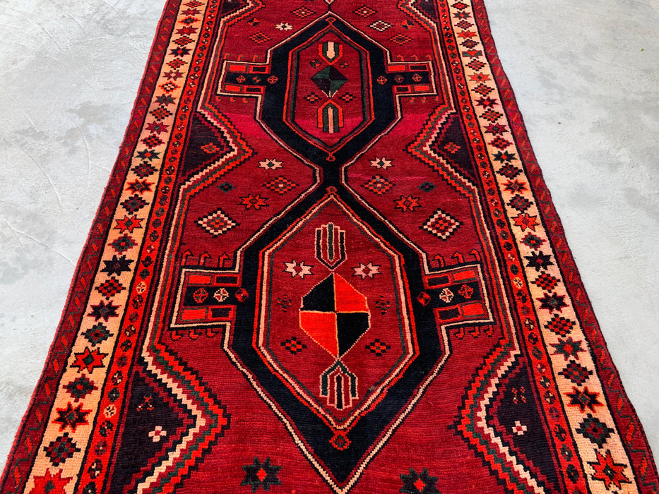 KBHM-1147 Handgeknoopt Perzisch wollen tapijt – 279 cm x 145 cm Rood, zwart & ivoorkleurig tribaal geometrisch vloerkleed