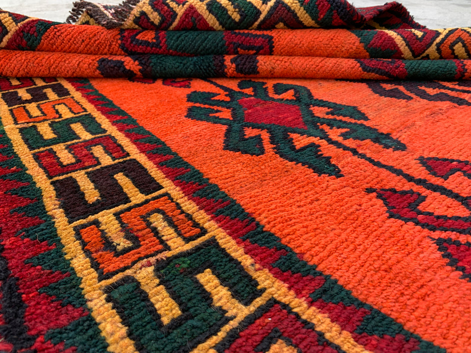 KBHM-1157 Handgeknoopt Perzisch wollen tapijt – 287 cm x 152 cm oranje, groen & bordeauxrood tribaal geometrisch vloerkleed