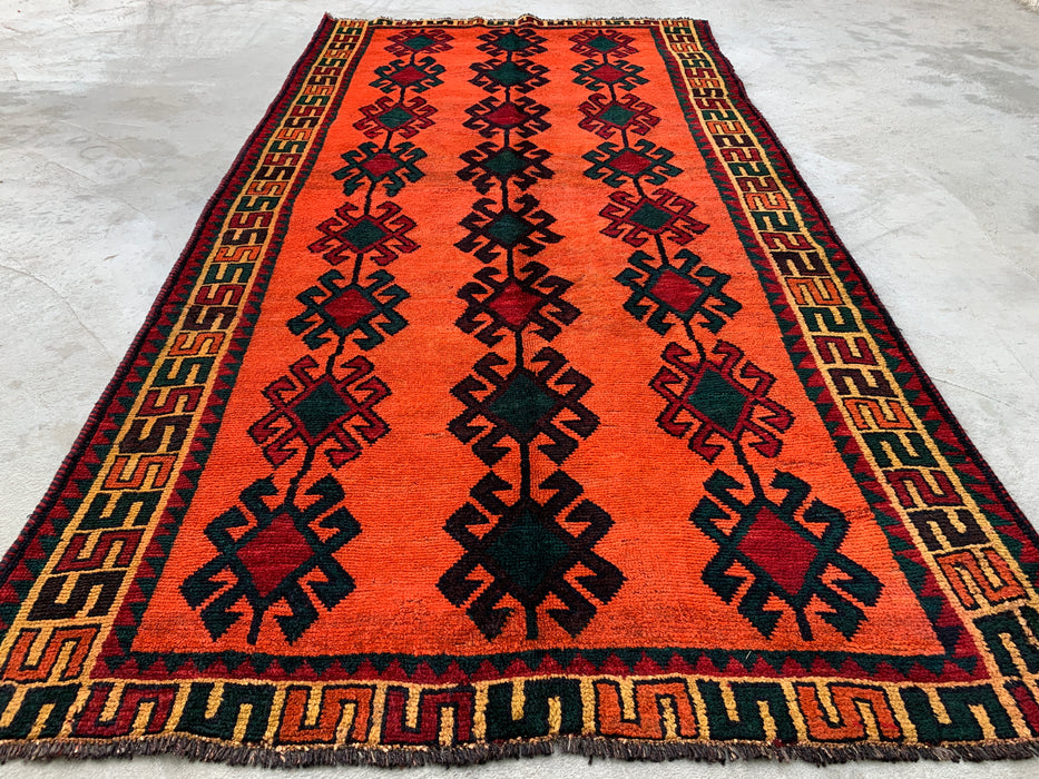 KBHM-1157 Handgeknoopt Perzisch wollen tapijt – 287 cm x 152 cm oranje, groen & bordeauxrood tribaal geometrisch vloerkleed