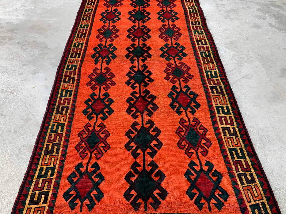 KBHM-1157 Handgeknoopt Perzisch wollen tapijt – 287 cm x 152 cm oranje, groen & bordeauxrood tribaal geometrisch vloerkleed