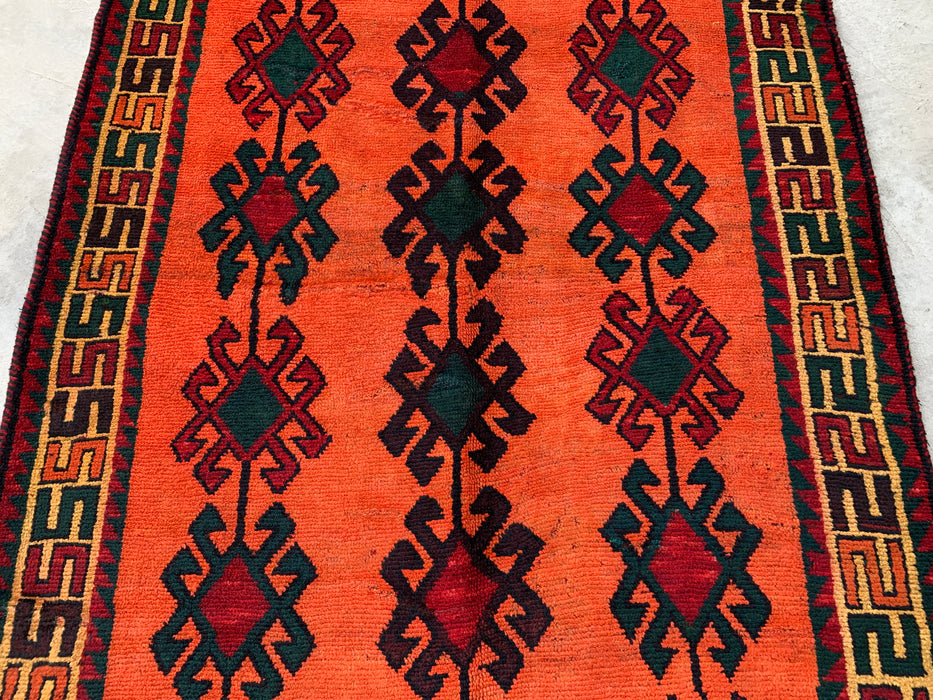 KBHM-1157 Handgeknoopt Perzisch wollen tapijt – 287 cm x 152 cm oranje, groen & bordeauxrood tribaal geometrisch vloerkleed
