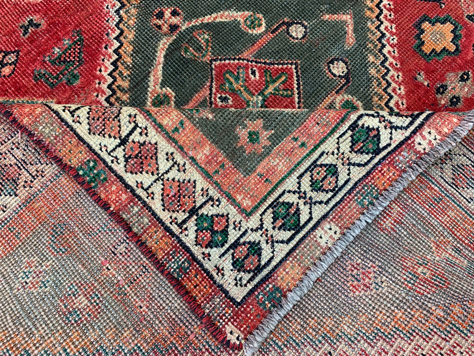 Vintage handgeknoopt Perzisch wollen tapijt 241 x 150 cm – Tribaal rood / olijfgroen accentkleed – KBHM-1163
