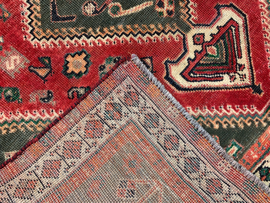 Vintage handgeknoopt Perzisch wollen tapijt 241 x 150 cm – Tribaal rood / olijfgroen accentkleed – KBHM-1163