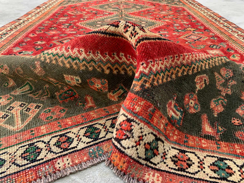 Vintage handgeknoopt Perzisch wollen tapijt 241 x 150 cm – Tribaal rood / olijfgroen accentkleed – KBHM-1163