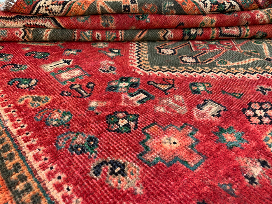Vintage handgeknoopt Perzisch wollen tapijt 241 x 150 cm – Tribaal rood / olijfgroen accentkleed – KBHM-1163