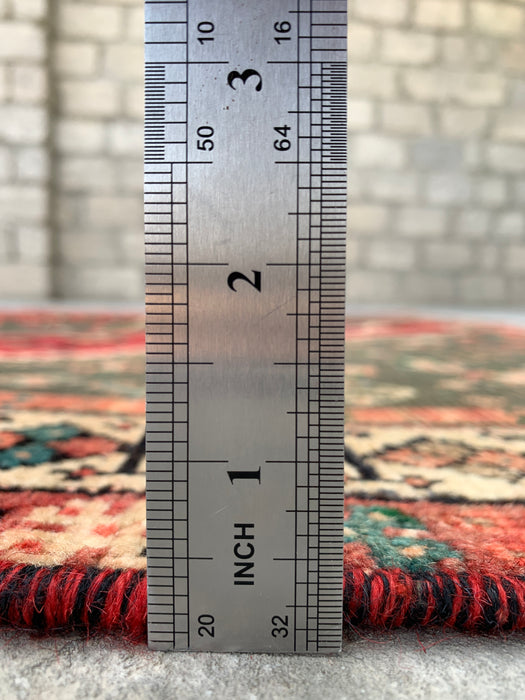 Vintage handgeknoopt Perzisch wollen tapijt 241 x 150 cm – Tribaal rood / olijfgroen accentkleed – KBHM-1163