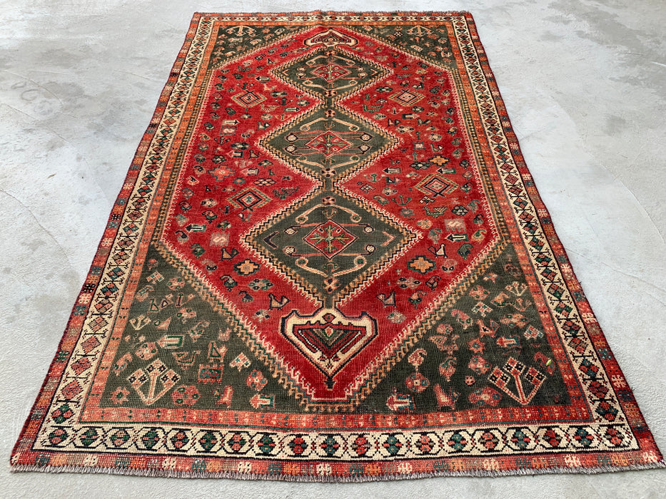 Vintage handgeknoopt Perzisch wollen tapijt 241 x 150 cm – Tribaal rood / olijfgroen accentkleed – KBHM-1163