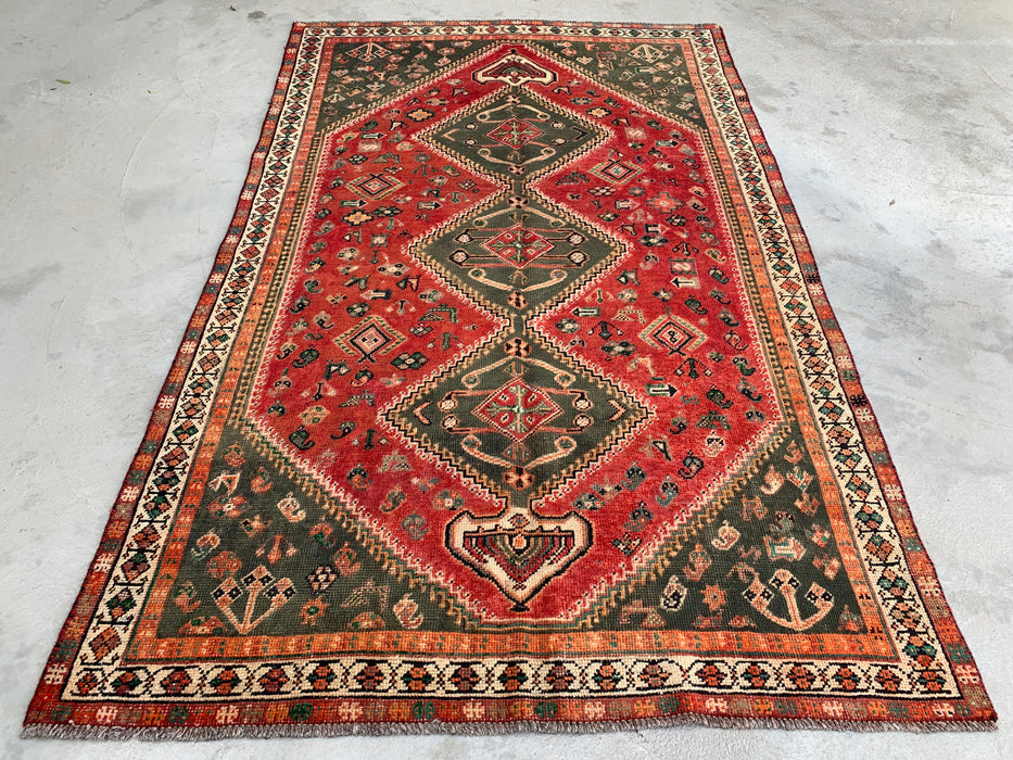 Vintage handgeknoopt Perzisch wollen tapijt 241 x 150 cm – Tribaal rood / olijfgroen accentkleed – KBHM-1163