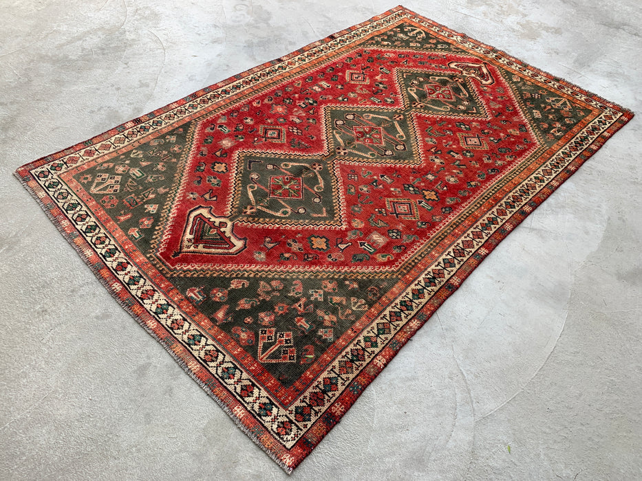 Vintage handgeknoopt Perzisch wollen tapijt 241 x 150 cm – Tribaal rood / olijfgroen accentkleed – KBHM-1163